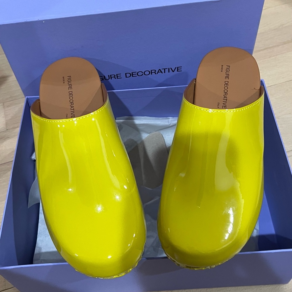 Figure Decorative Clogs